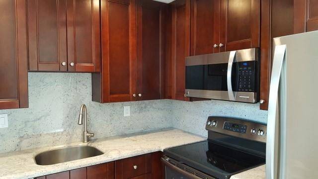 55 community. Welcome to this appealing second floor residence in the desirable gated community of Kings Point.