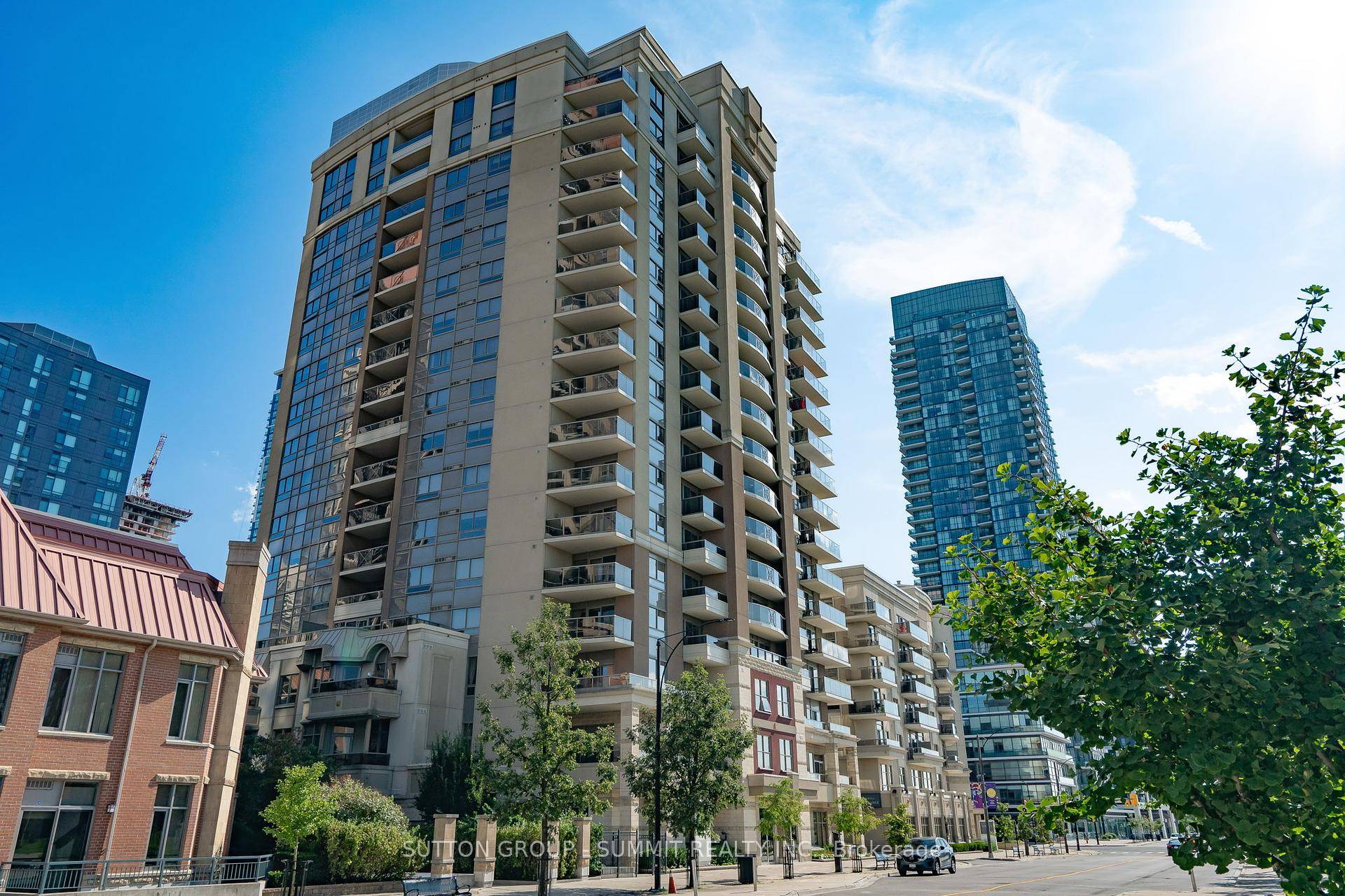 Location in the Heart of Downtown Mississauga !