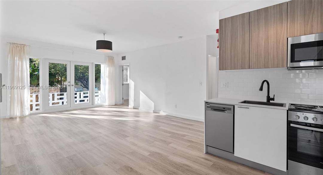 If you are an investor looking for the opportunity to own a multifamily rental income, 1561 Jefferson Avenue is the building for you.