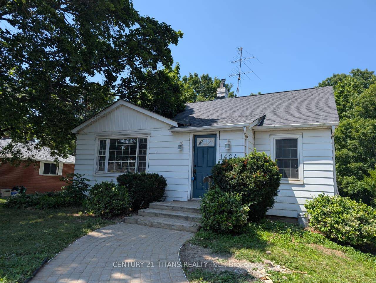 Beautifully Renovated 4 Bedroom Bungalow On Massive 78 x 320 Ft Ravine Lot !