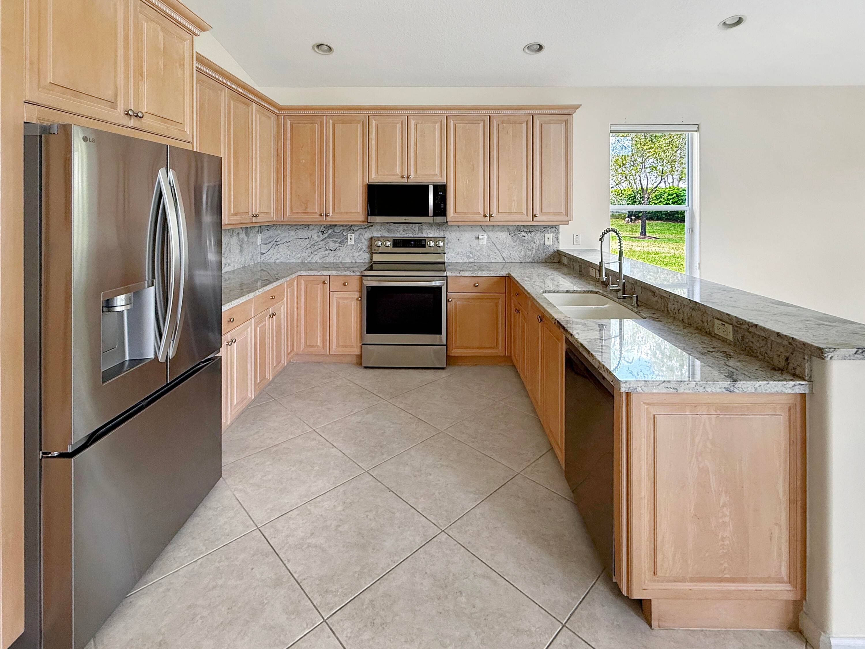 The LARGE CROWN SERIES model by GL Homes, is a true gem in the highly sought after community of Valencia Shores.