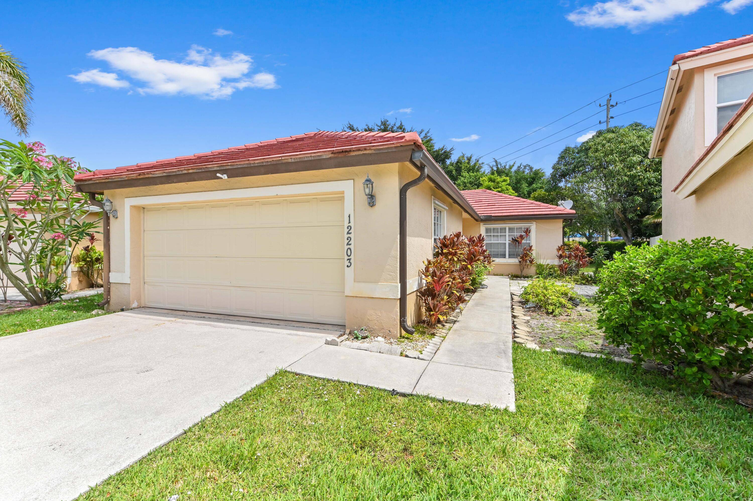 Welcome to this lovely one story 3 bedroom, 2 bath home located in the highly desirable Wellington Downs community.