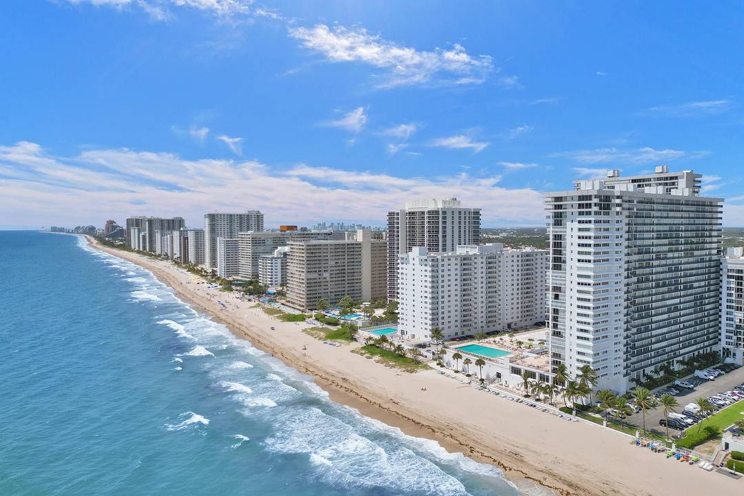 SEASONAL RENTAL AVAILABLE JAN 1 2026 2 BR RENOVATED UNIT IN A LUXURY OCEANFRONT CONDO !