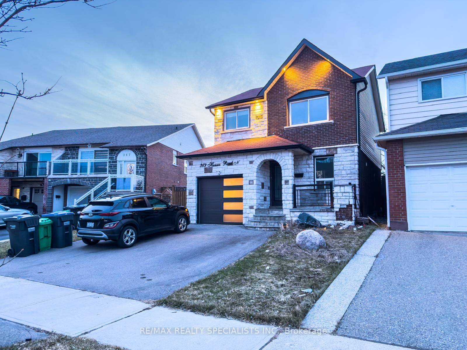 This beautiful and well kept detached home is up for lease in a desirable Brampton neighborhood !