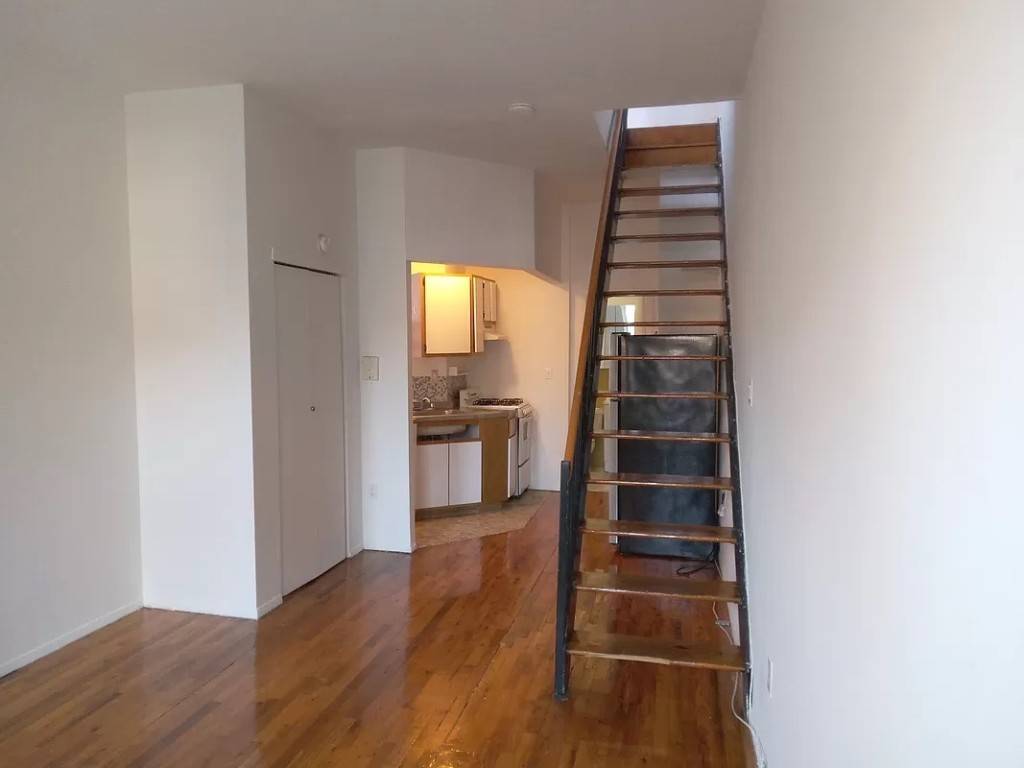 Beautiful Top Floor Duplex 1 Bedroom w Private Roof Deck !