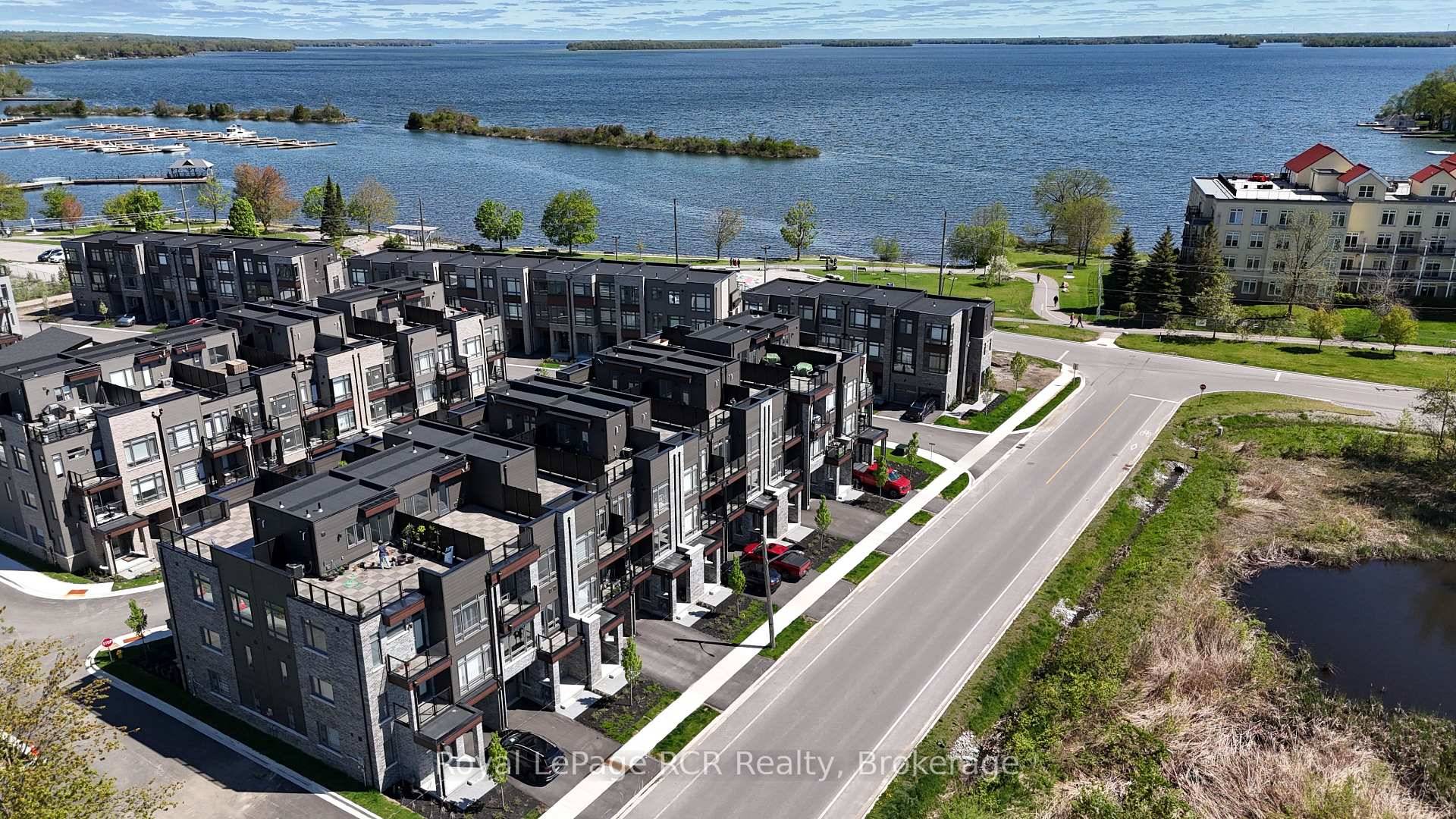 LAKESIDE LIVING COMMUNITY !