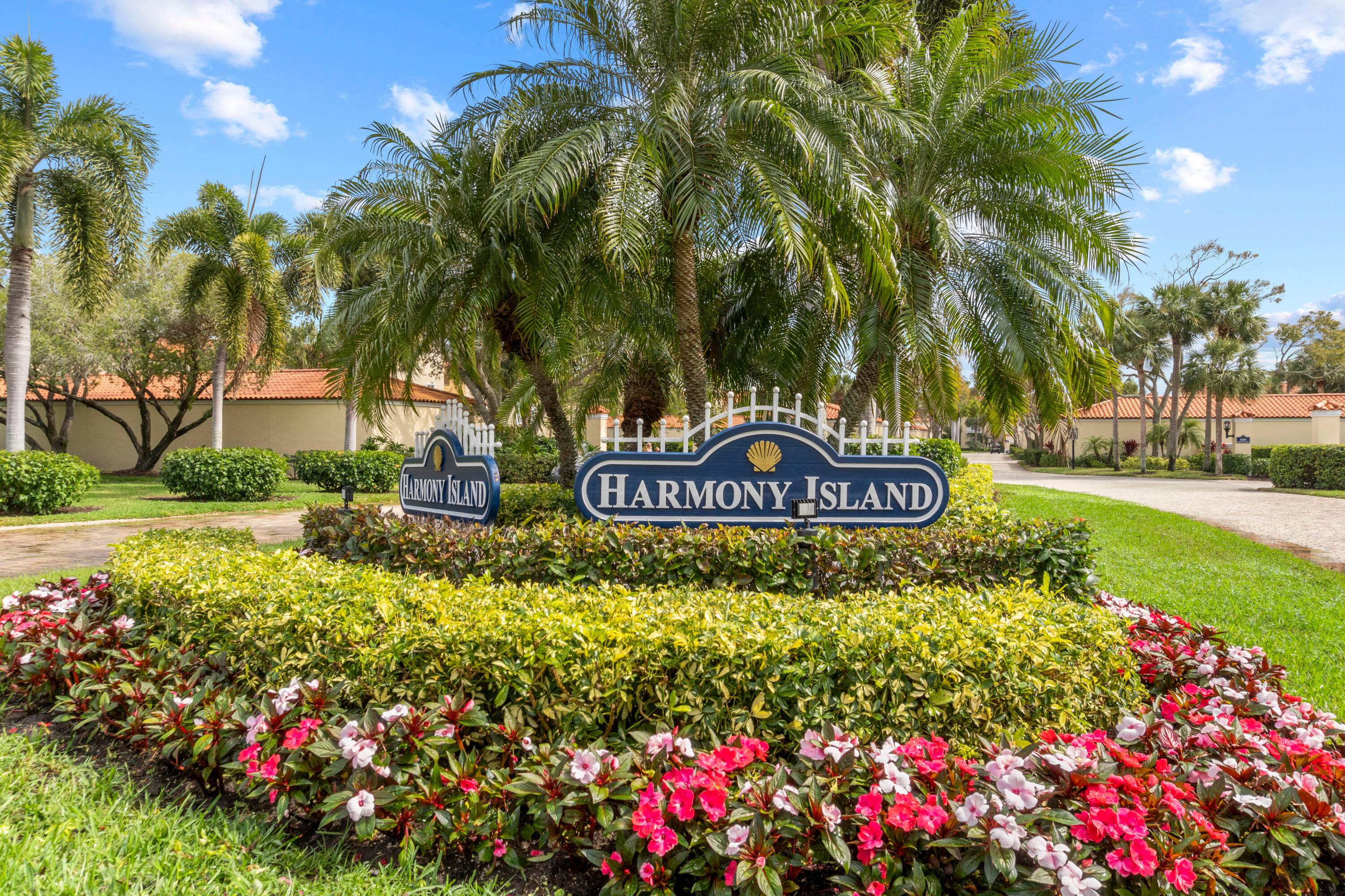 Welcome to this charming 1st floor condo with breathtaking views of the 18th green at Grand Harbor Golf Course.