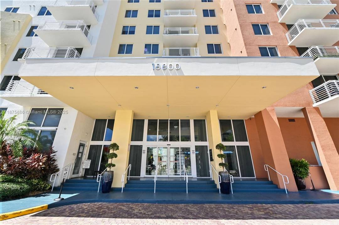 Best location in the heart of Aventura !