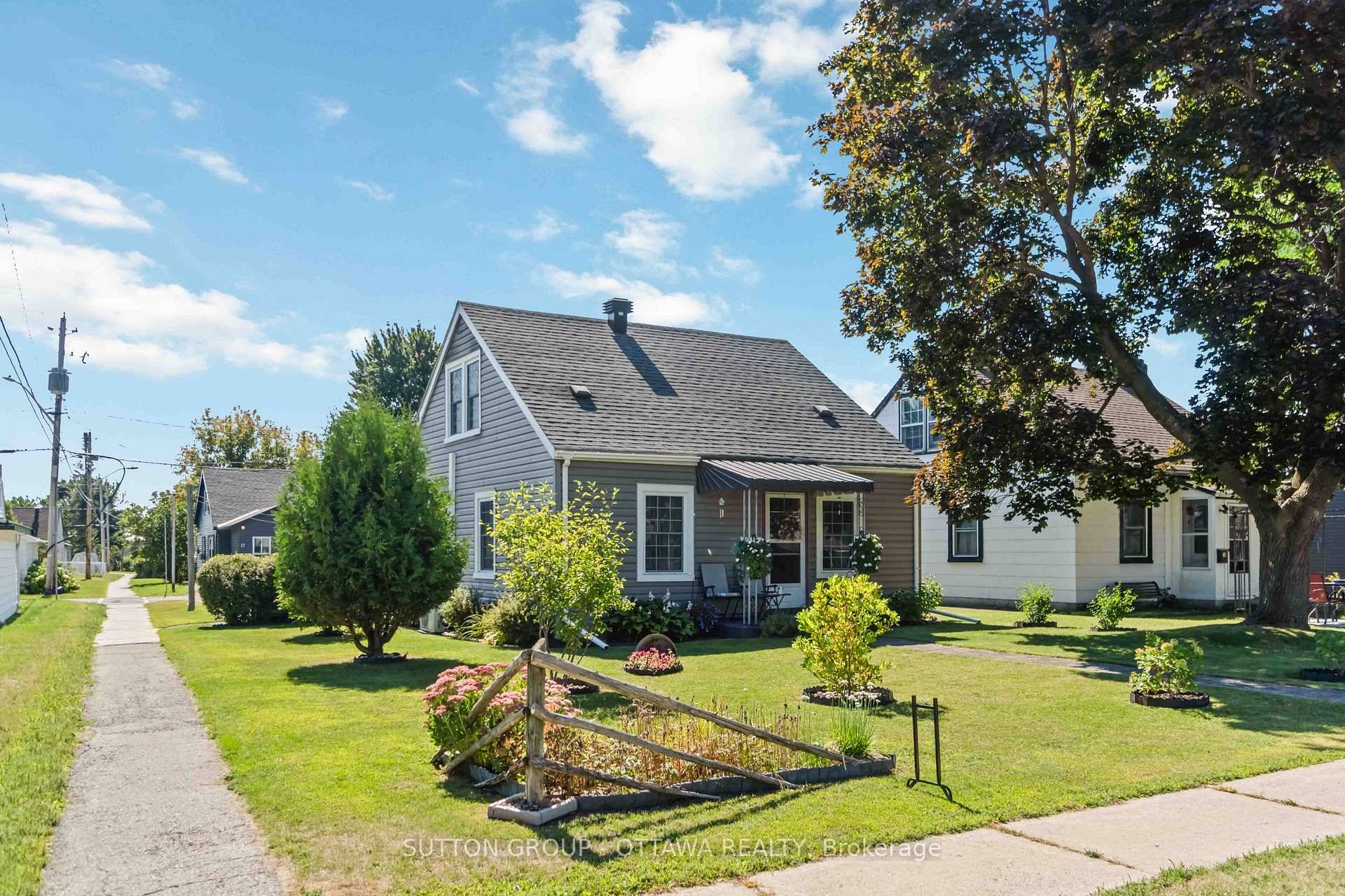 Charming 1. 5 story home in a quiet Smiths Falls neighbourhood !