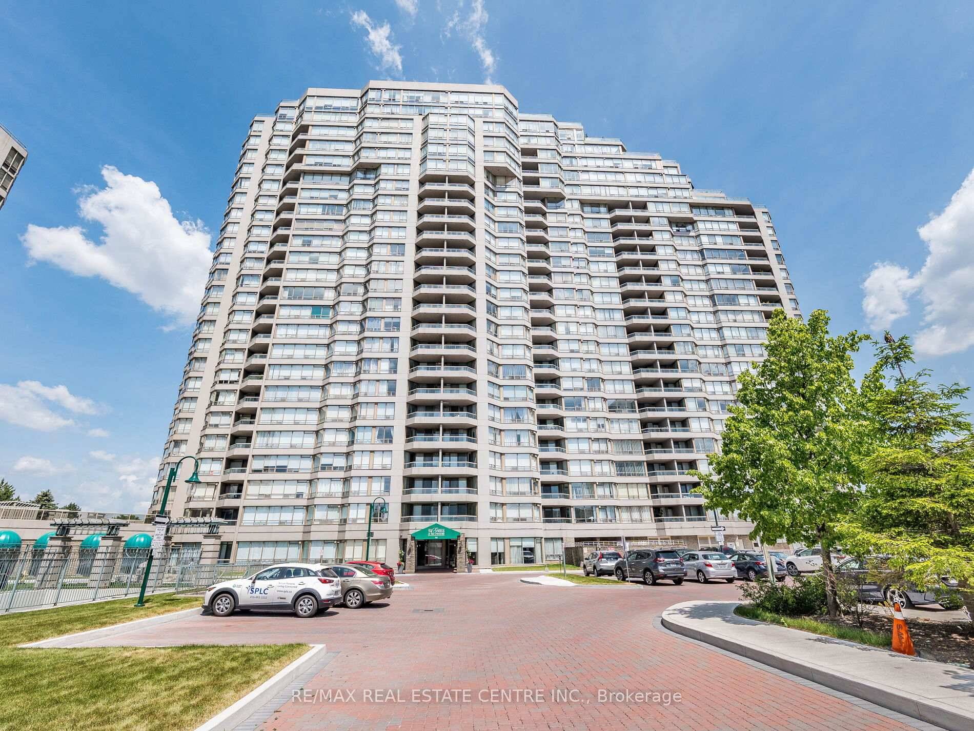 Meticilously Maintained rarely offered three bedrooms corner unit ver 2300 Sqft with unobstructed Golf View.