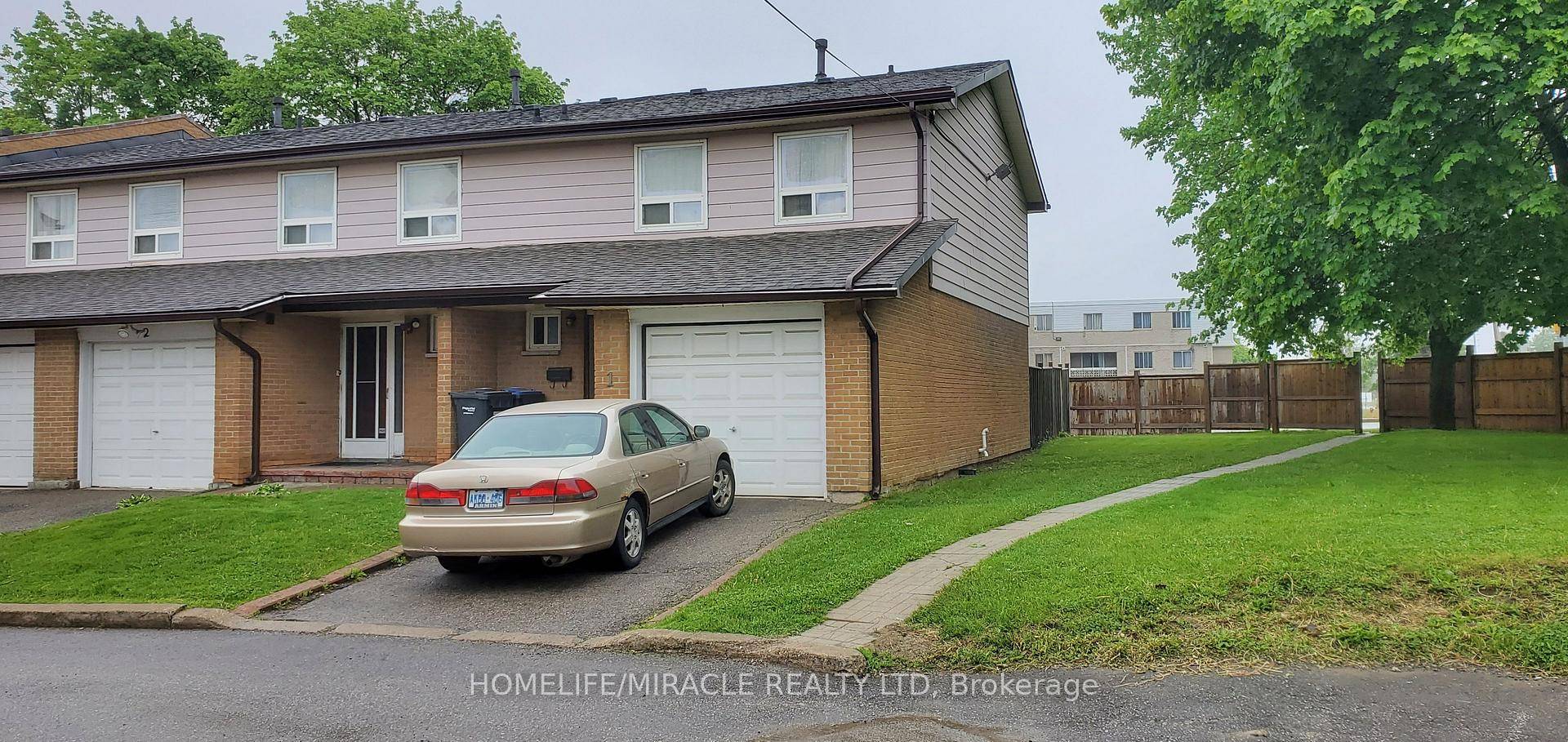 Great Fixer Upper End Unit Opportunity for Investor Contractor.