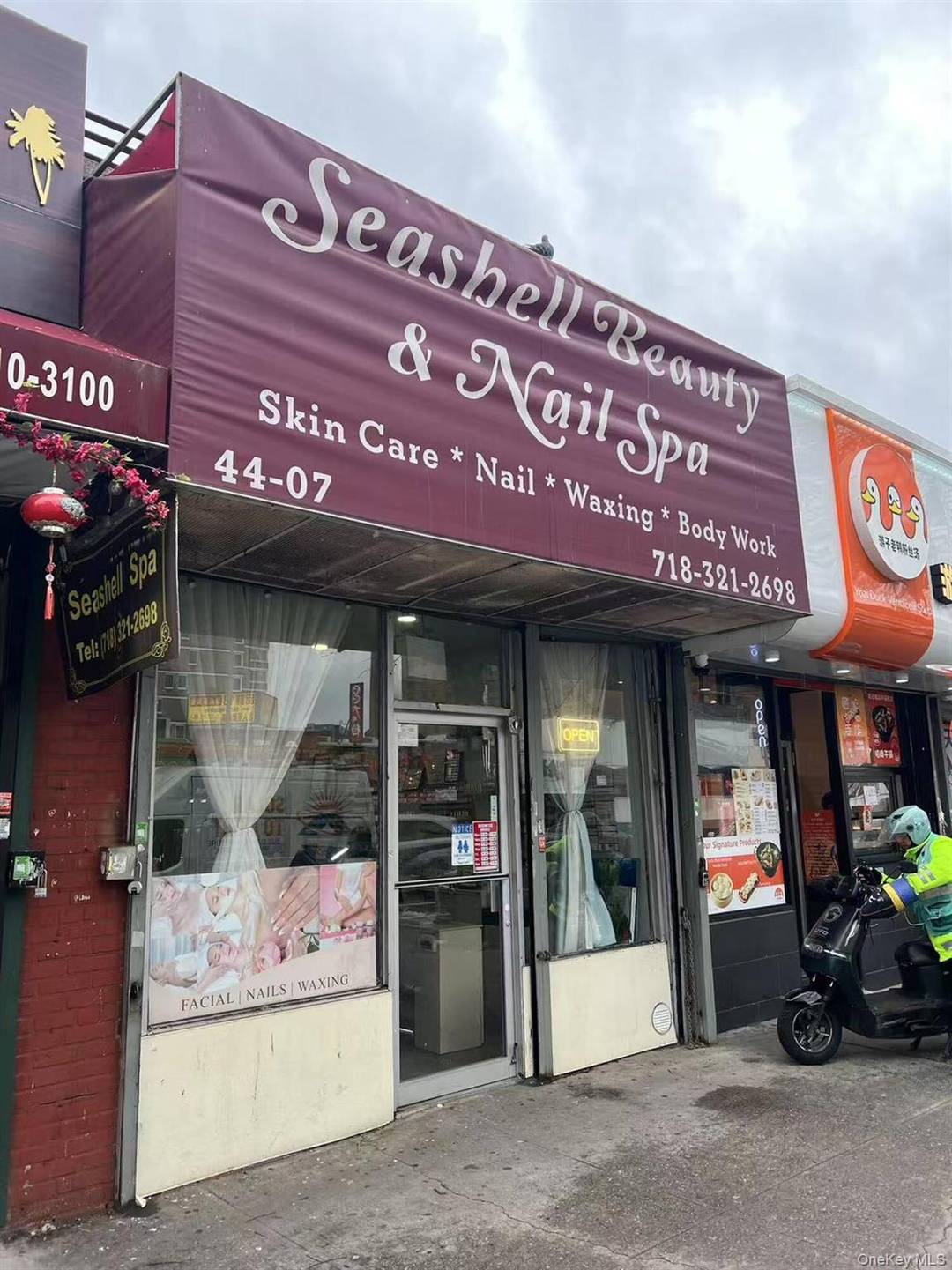 A rare opportunity to lease a boutique, efficiently configured retail unit in one of the area s most vibrant and highly trafficked commercial corridors.