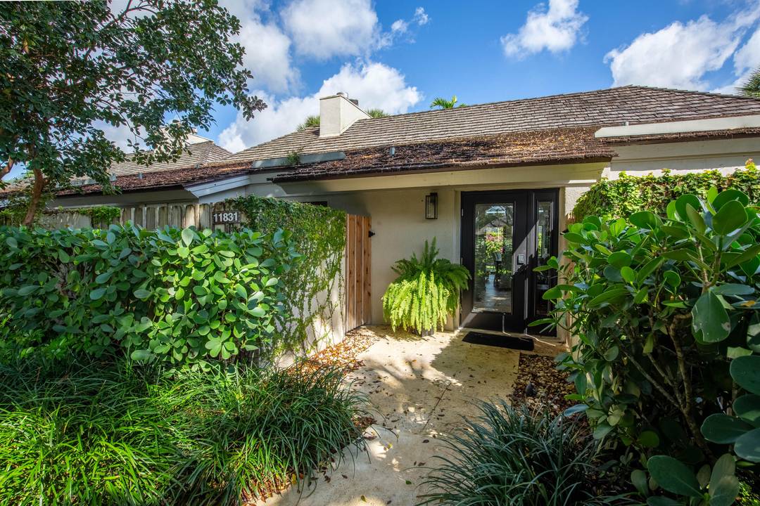 Beautiful bungalow in the highly sought after Palm Beach Polo and Country Club.