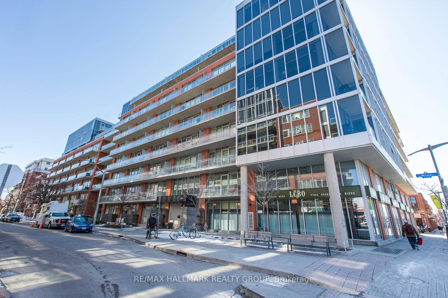This one bedroom den condo underground parking locker, with great layout is located in one of the most desirable buildings in the City Central II by Urban Capital !