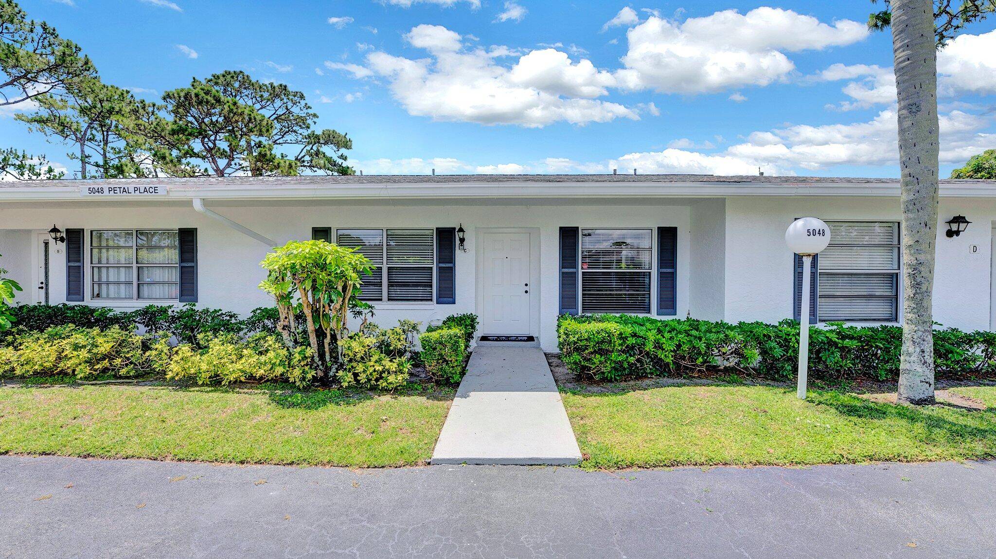 This fully renovated 2 2 villa in Bridgeview features a bright open kitchen with quartz countertops, modern backsplash, new appliances and plenty of cabinetry space !