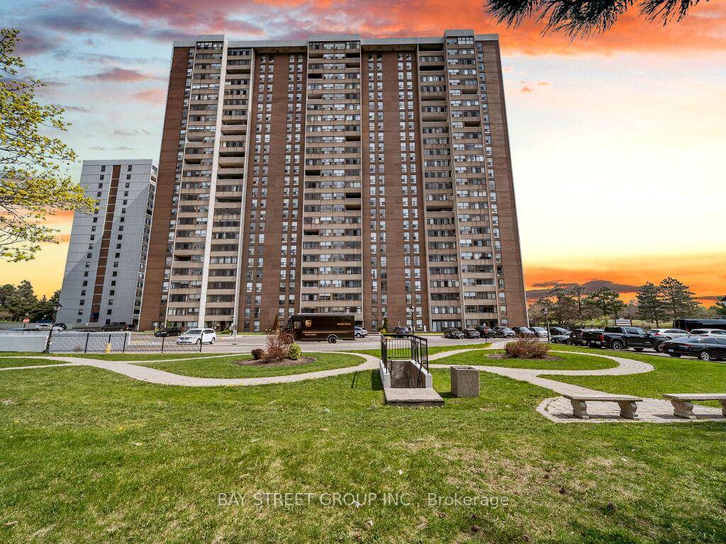 Spacious Condo in PRIME Brampton Location !