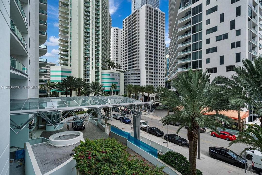 Experience elevated waterfront living at Jade at Brickell, one of Brickell s most prestigious full service buildings.