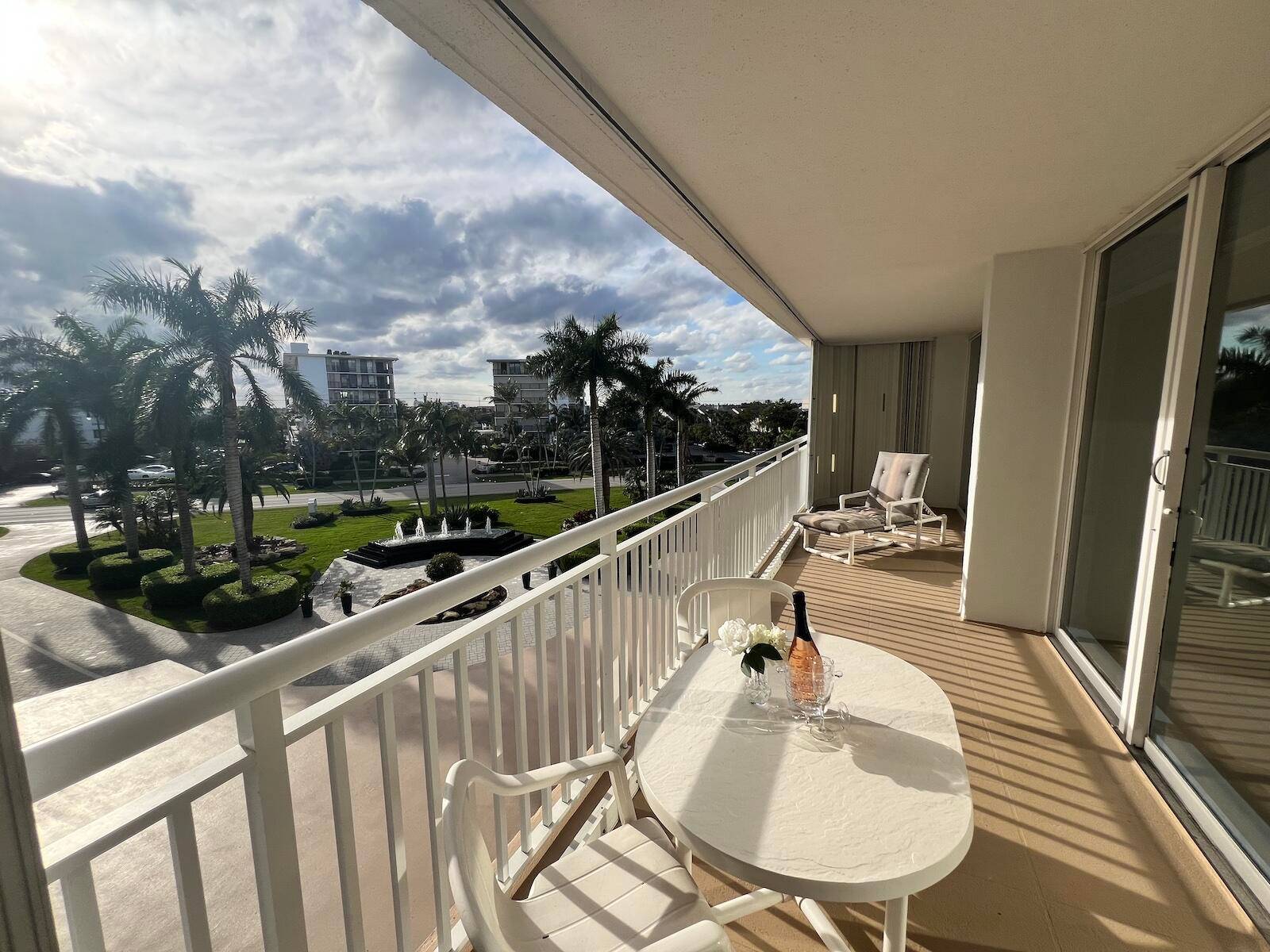 Experience an unforgettable seasonal stay at this lovely condo that offers a seamless and contemporary turnkey experience.