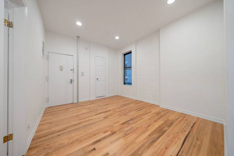 APARTMENT FEATURESQueen Sized BedroomsDishwasherDeco FireplaceWhite Kirchen CabinetsFrench DoorsLarge ClosetsBUILDING FEATURES Laundry In BuildingVideo IntercomLocated in prime Chelsea, 340 West 17th Street offers easy access to the A, C, E, and ...