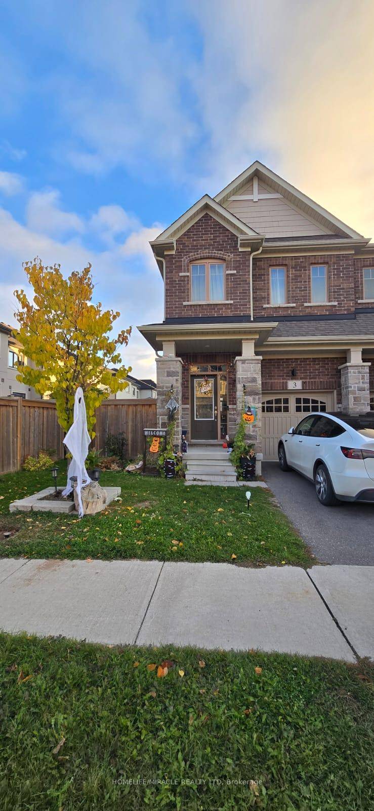 Beautiful 4 bedroom, 3 bath townhouse for lease in sought after Southfields Village, Caledon.