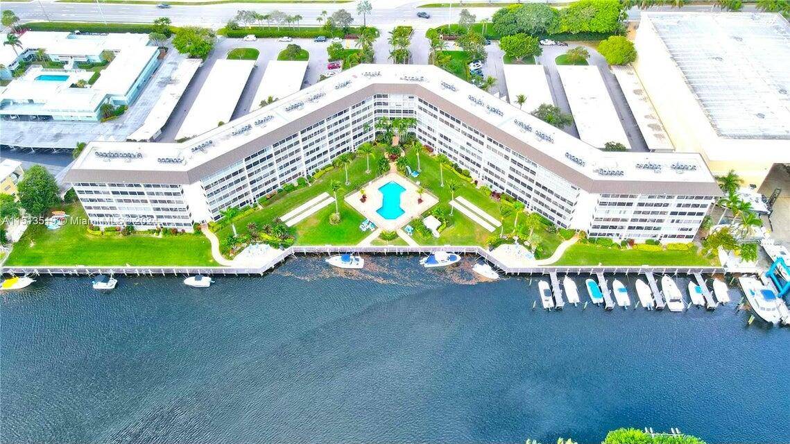 FULLY RENOVATED WATERFRONT CONDO WITH STUNNING RIVER ESTATE VIEWS FROM THE 2ND FLOOR !