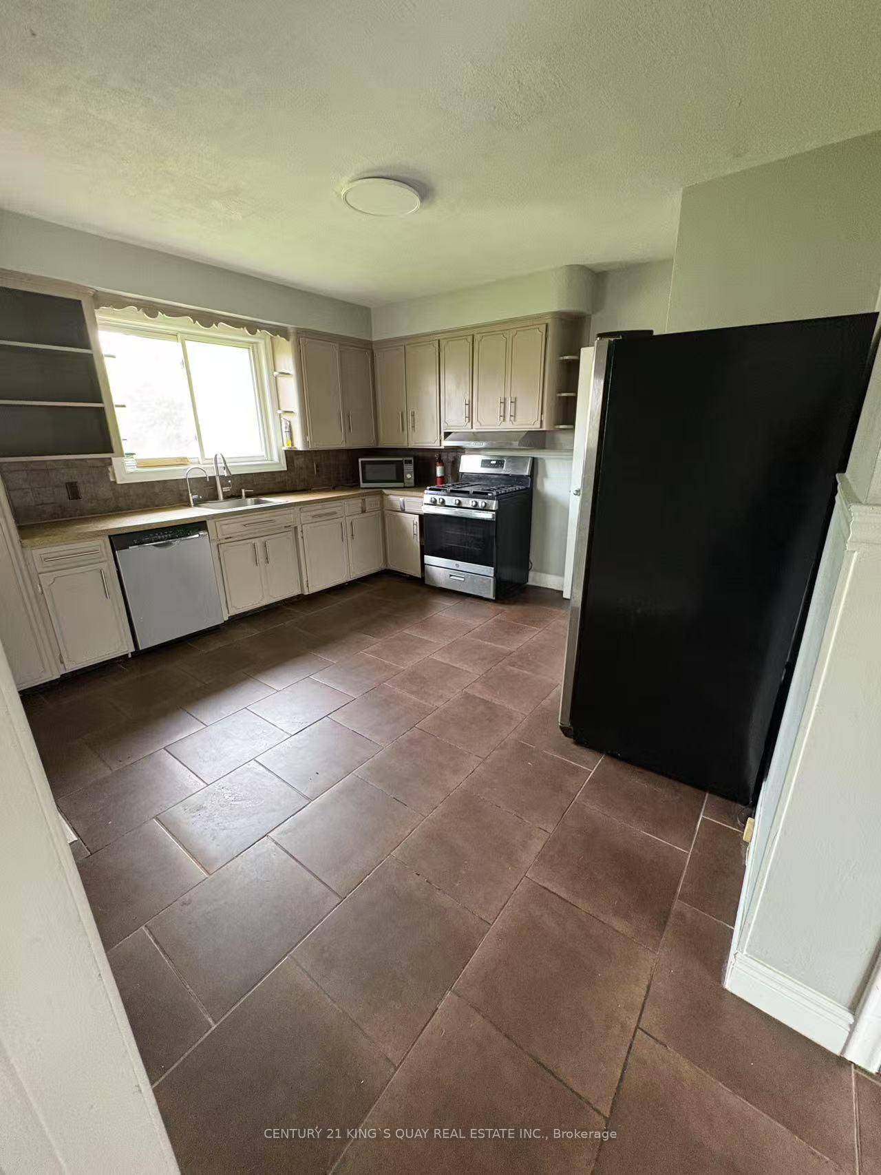 Well maintained 3 bedroom property in demanded family friendly neighbourhood !