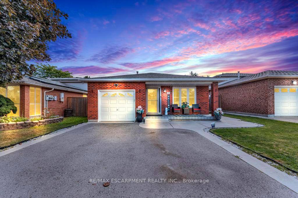 Welcome to this beautiful 4 level backsplit located in a desirable family friendly neighbourhood.