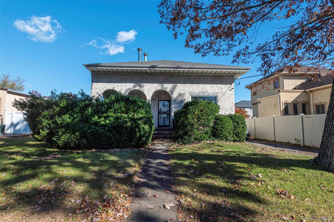 Welcome to 43 Wynsum Avenue in Merrick !