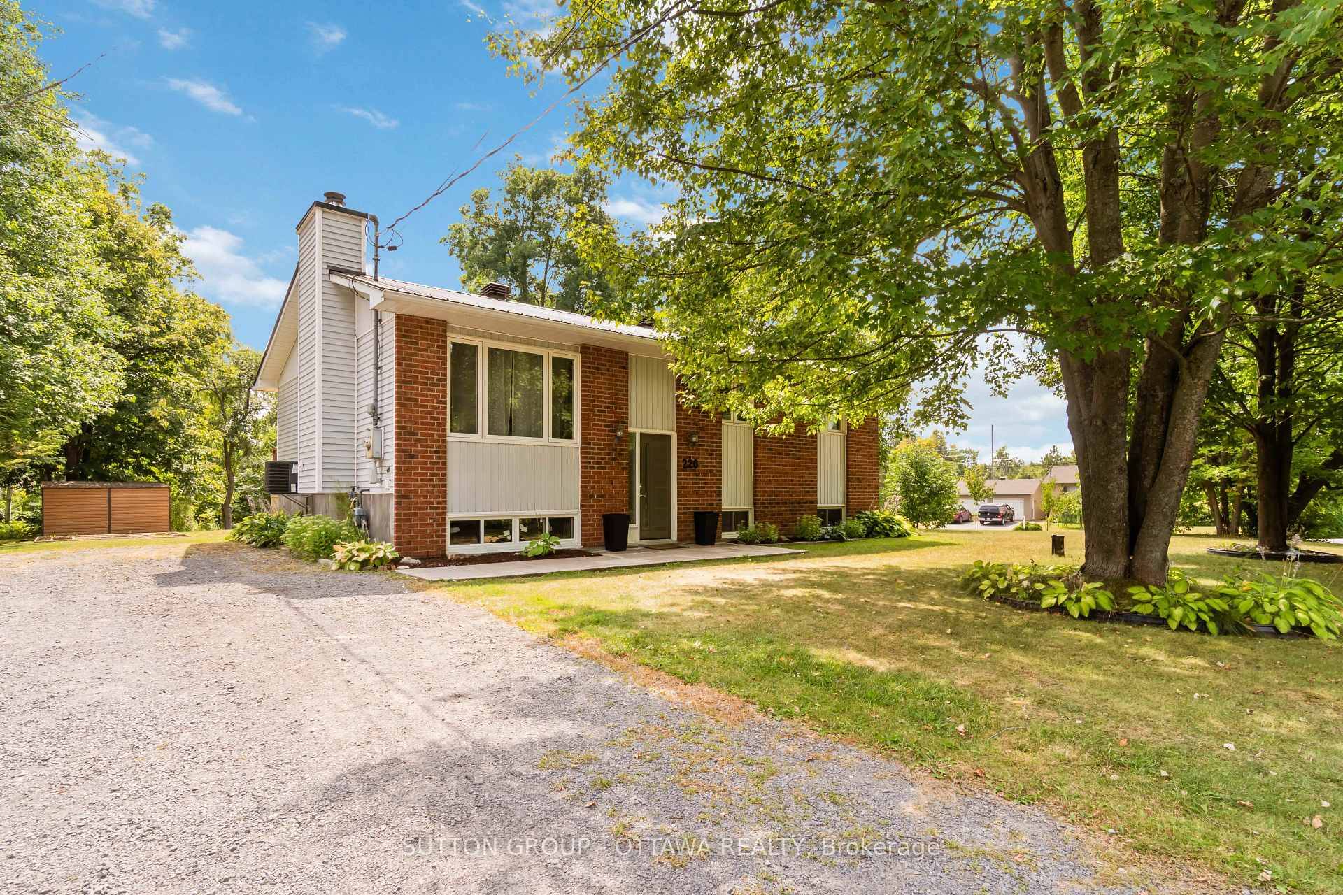 5 Bed Hi Ranch on Private Treed.