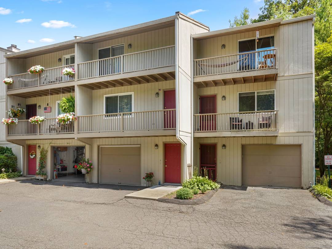 Beautiful two bedroom, bath and a half condo in desirable Wolfpit area !