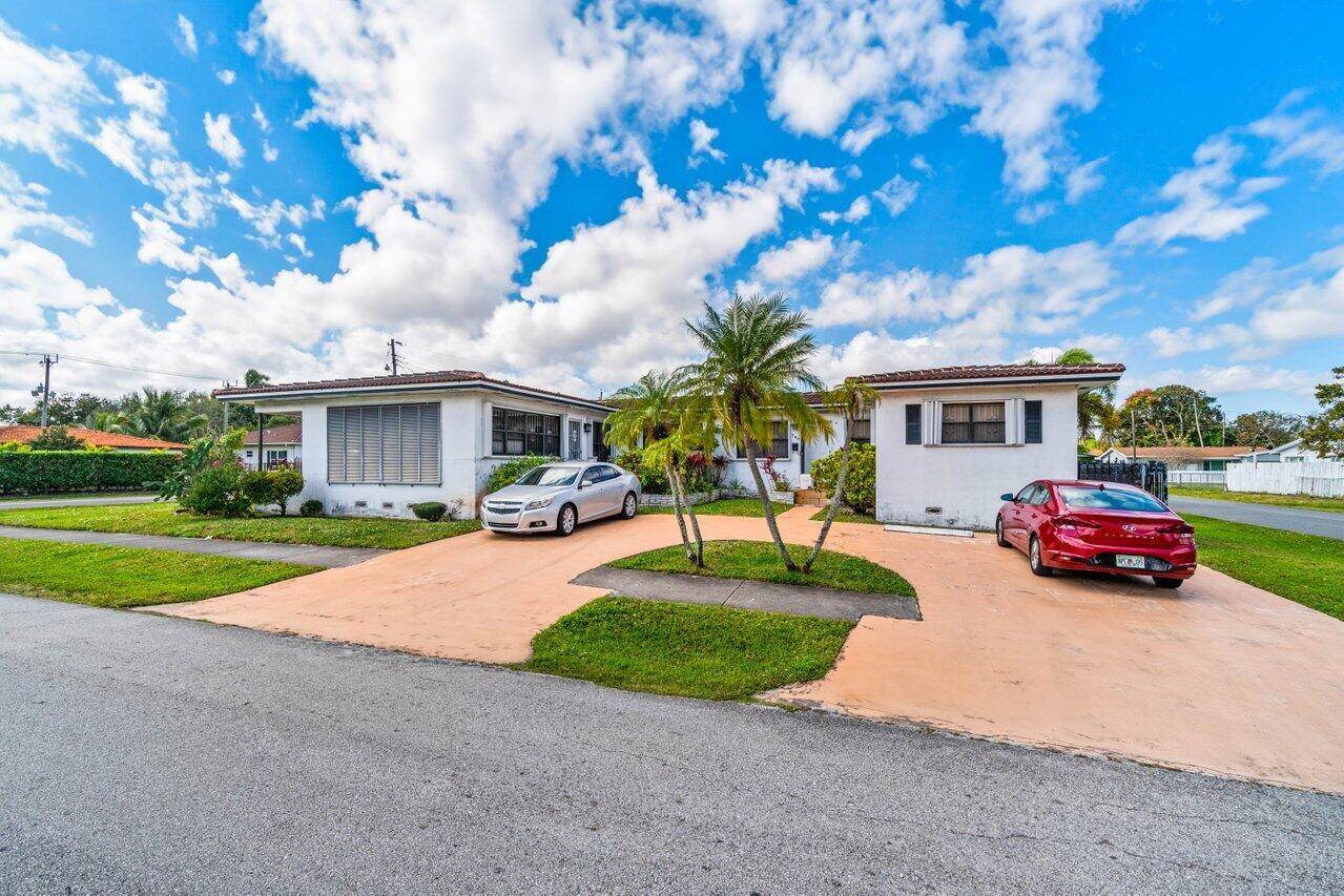 Attention Investors ! Don't pass up on this i duplex in Hallandale Beach !