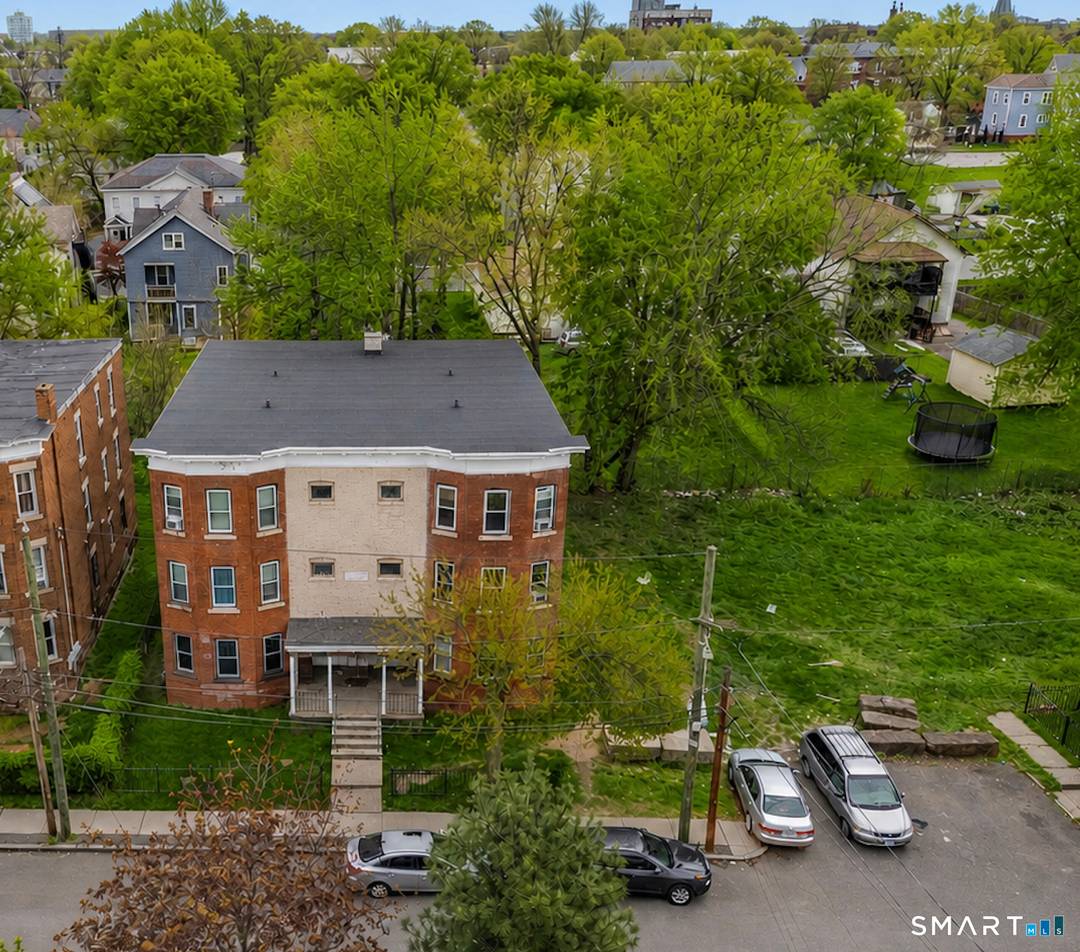 Excellent opportunity to acquire a well performing 6 unit multifamily property located just minutes from Downtown Hartford and major highways.