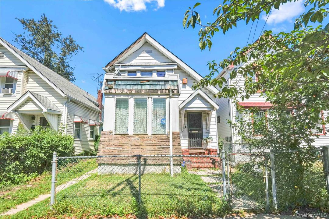 190 63 112th Avenue in Saint Albans is a detached home with a private driveway offering great potential and convenience.