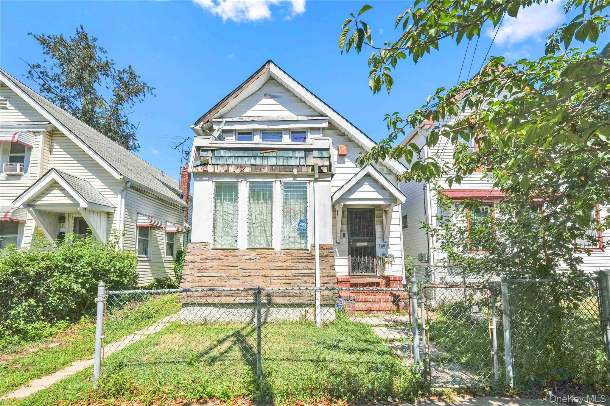 190 63 112th Avenue in Saint Albans is a detached home with a private driveway offering great potential and convenience.