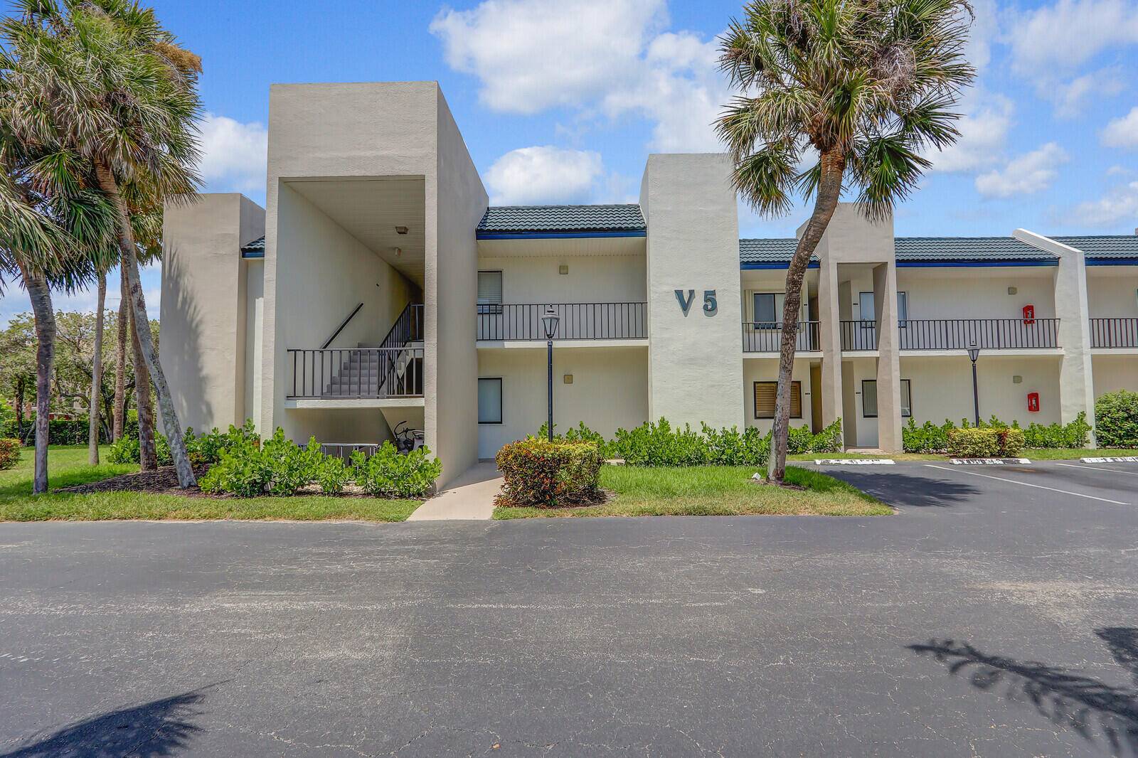 This beautifully updated 1 bed, 1.