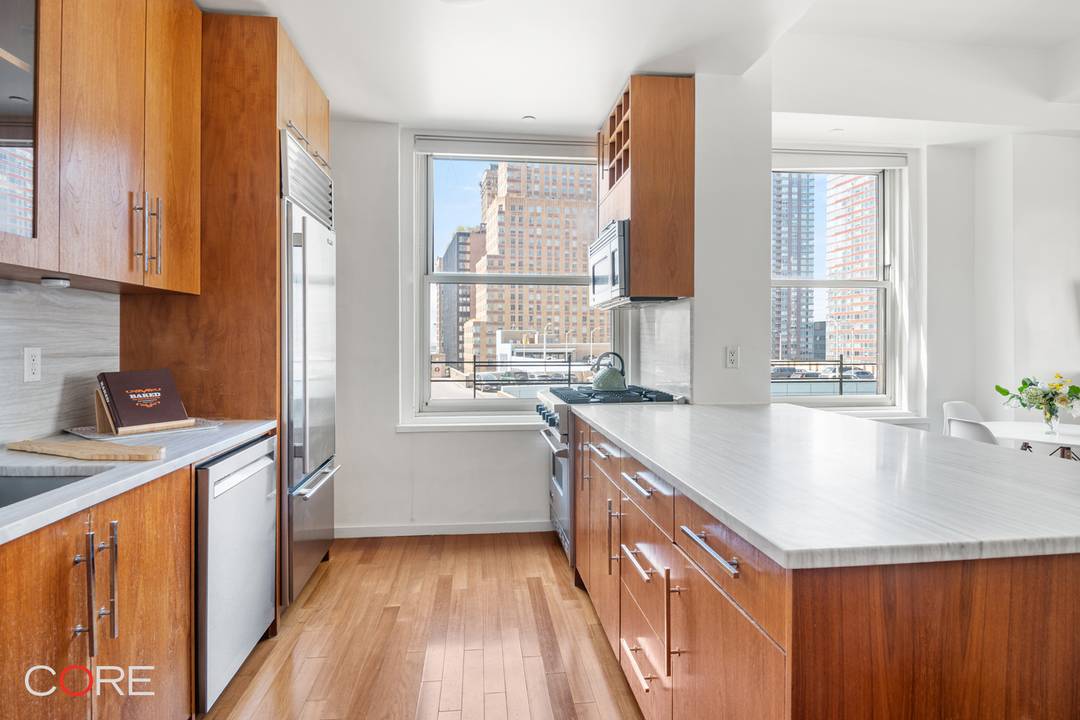This rare and bright corner one bedroom home is located in the prestigious Greenwich Club Residences, where timeless Art Deco elegance meets contemporary downtown lifestyle.