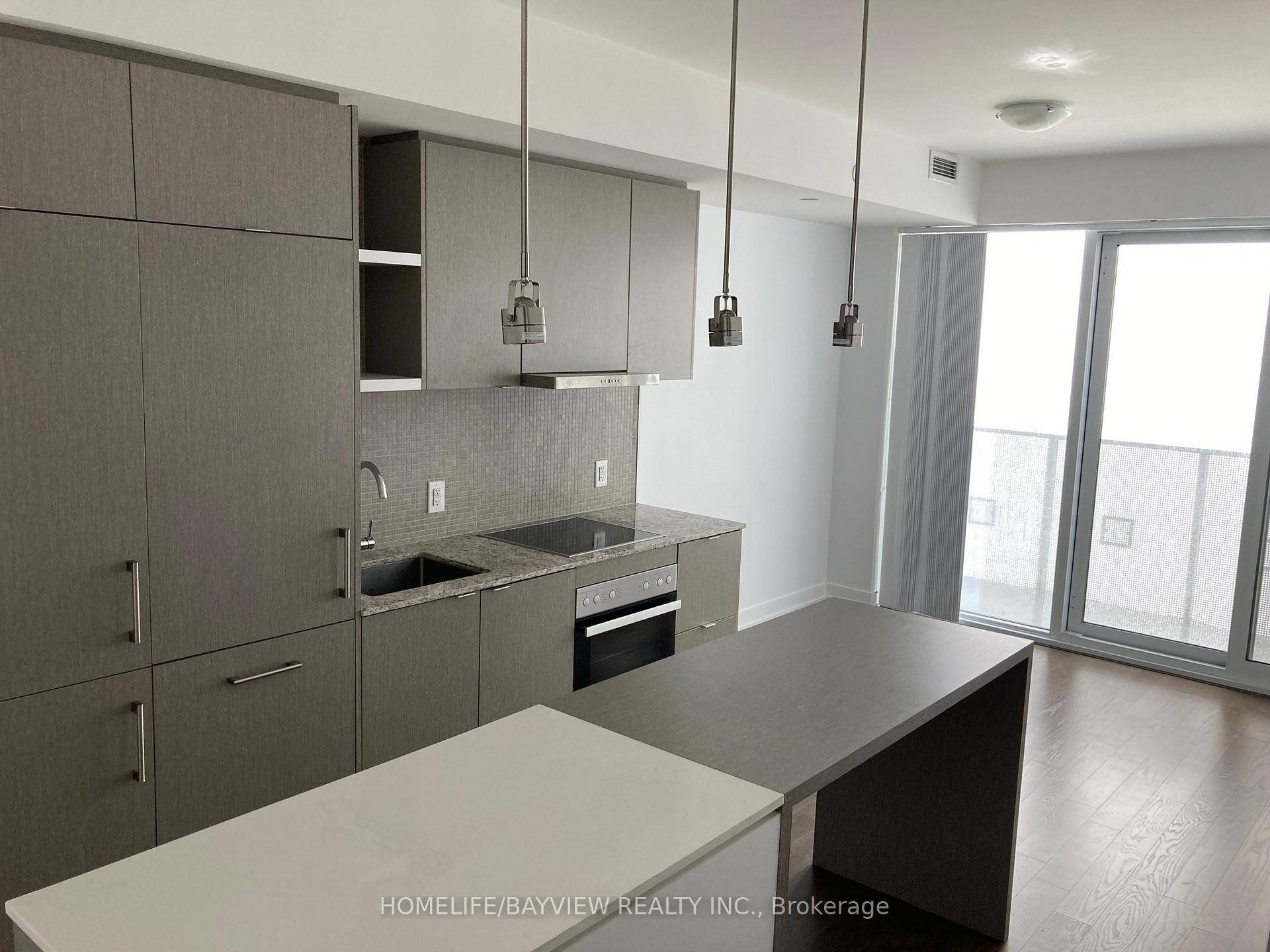 Excellent location 1 Bdrm Unit with Lake view1 Gourmet Kitchen with Quartz counter.