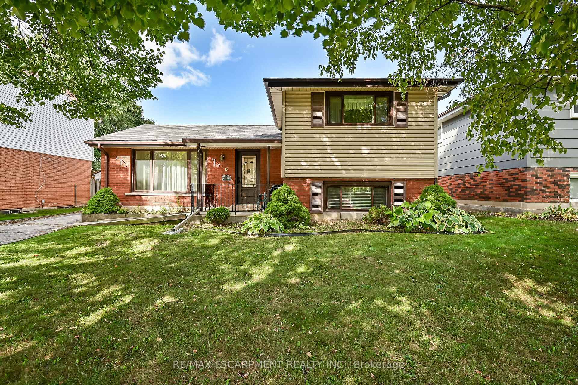 Warm amp ; inviting fully finished 3 bedroom side split with two gas fireplaces in desirable family friendly east mountain location featuring handy oversized 14'1 x 23'11 garage with hydro.
