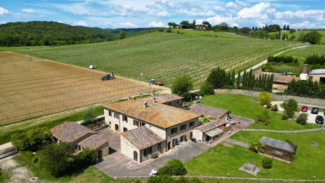 Prestigious Chianti estate, 890 sqm, 2 annexes, indoor heated pool, wellness area, 4,000 sqm private garden just 7 km from Siena.