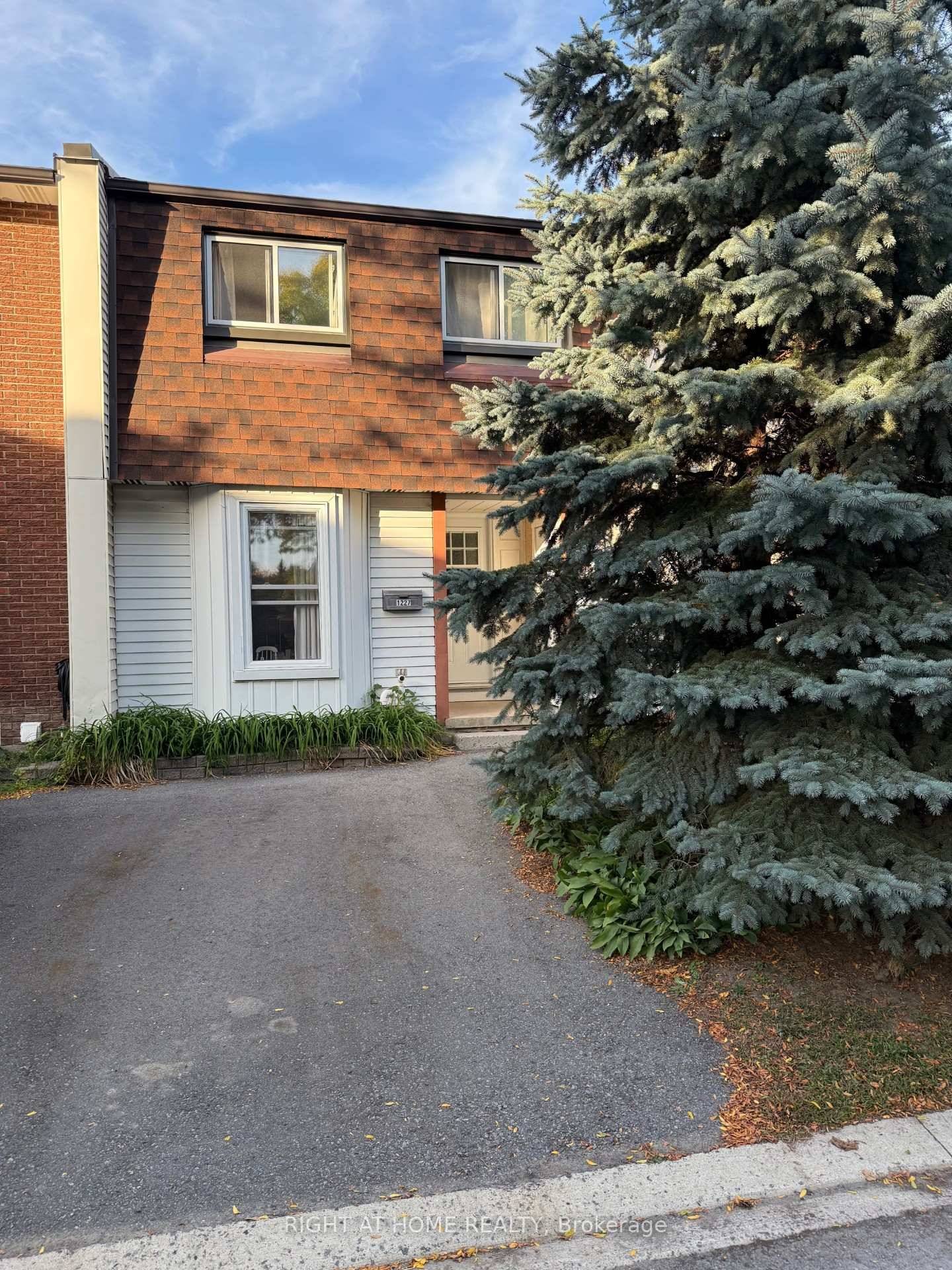 Welcome to 1227 Priory Lane in Orleans, in the neighbourhood of Convent Glen.