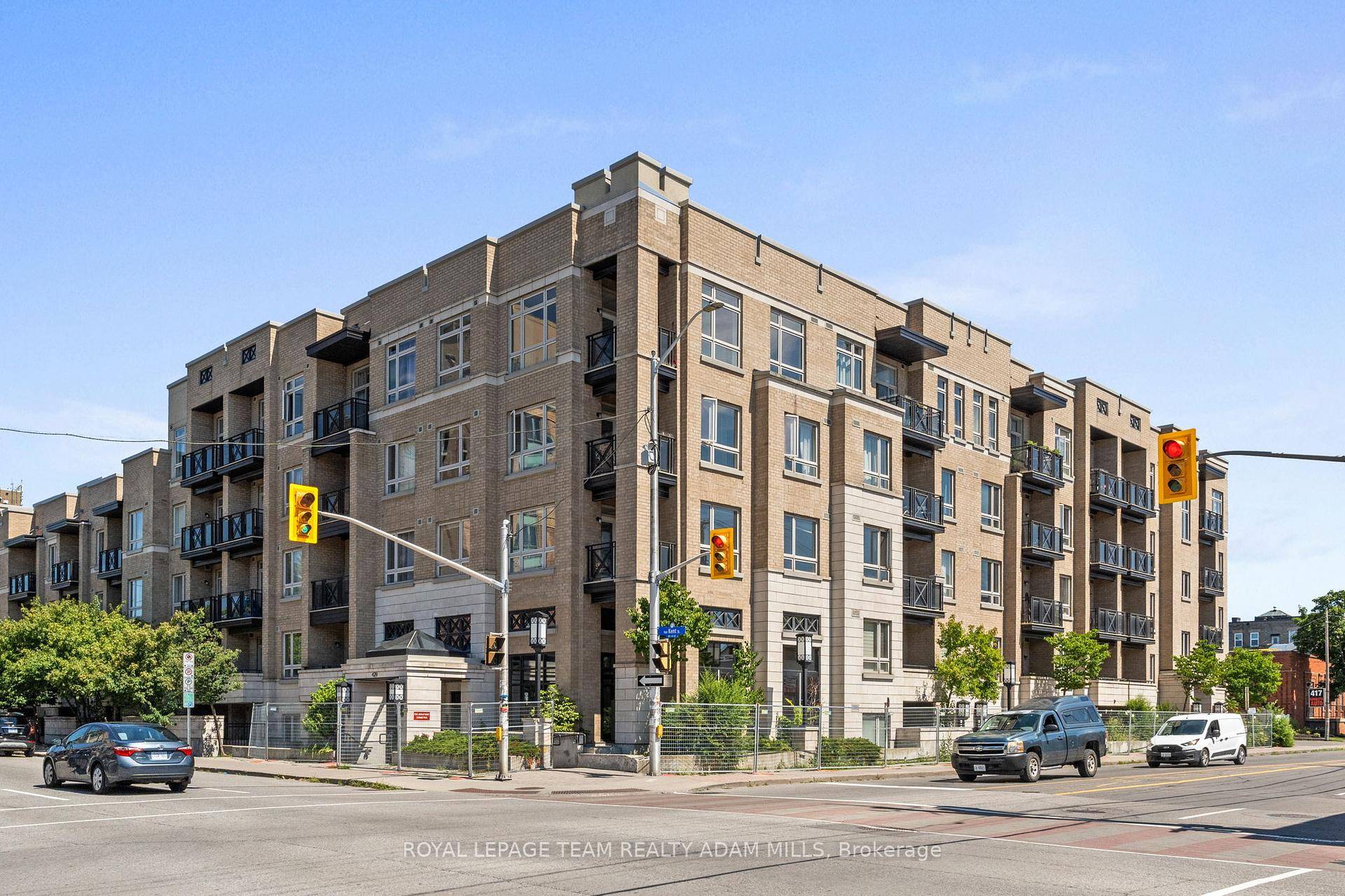 Experience the best of urban living in this bright and beautifully maintained CORNER unit !