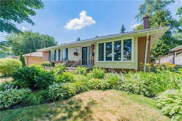 Charming Detached Bungalow in Sought After Bronte West !