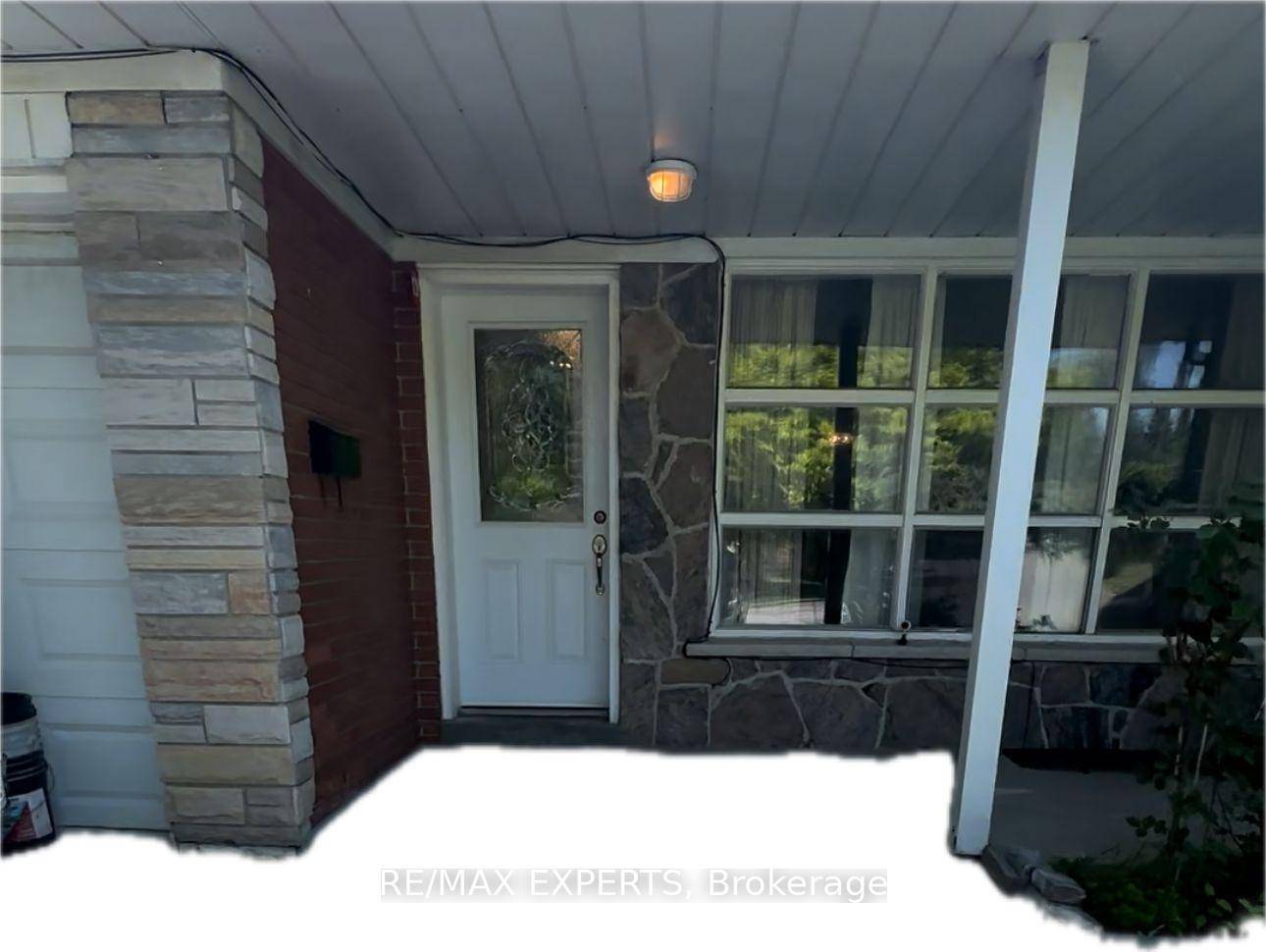 Spacious amp ; Bright Home in Prime Bathurst Manor Location !