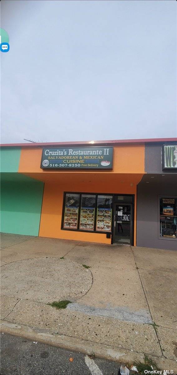 Cozy Restaurant or Deli Located in a shoping Center in Westbury.