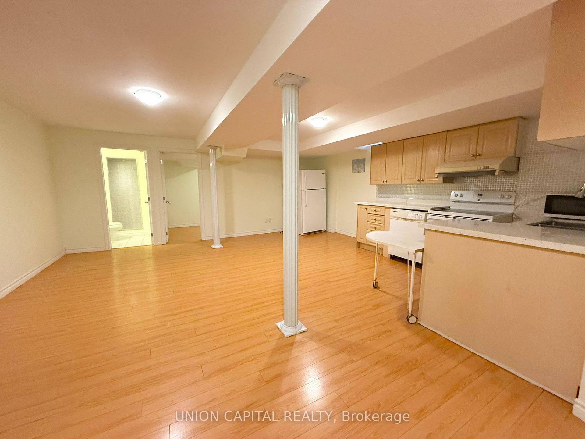 AVAILABLE IMMIDIATELY ! Location !