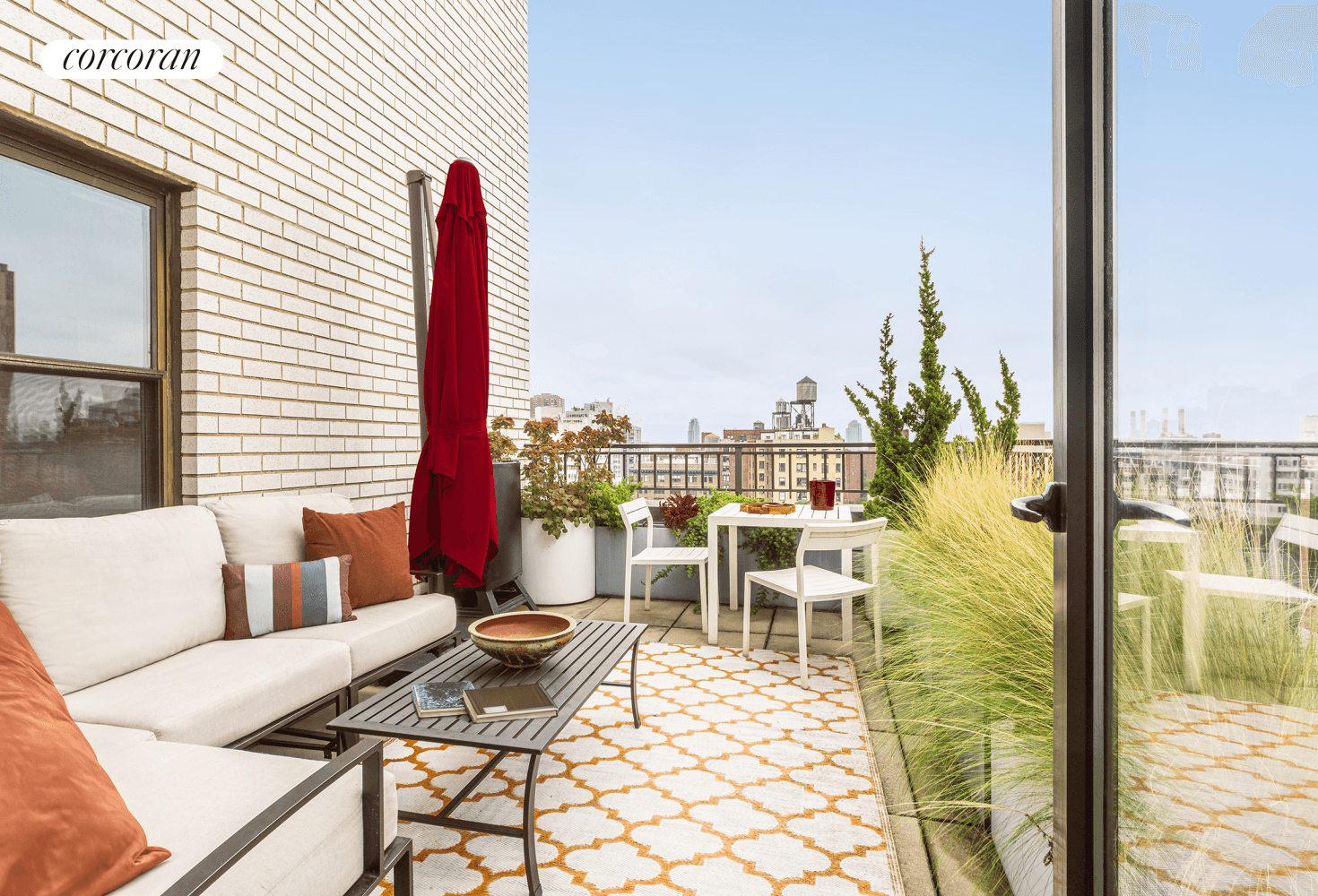 Design lovers and entertaining enthusiasts, your dream home awaits in this exquisite three bedroom, two bathroom combination home featuring meticulously renovated interiors, two spacious terraces and a professional quality kitchen ...