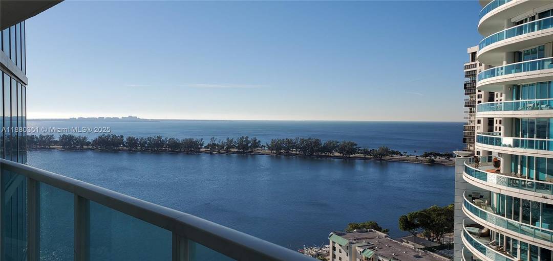 Bright and beautiful 1 bedroom, 1 bath unit with ocean and skyline views.