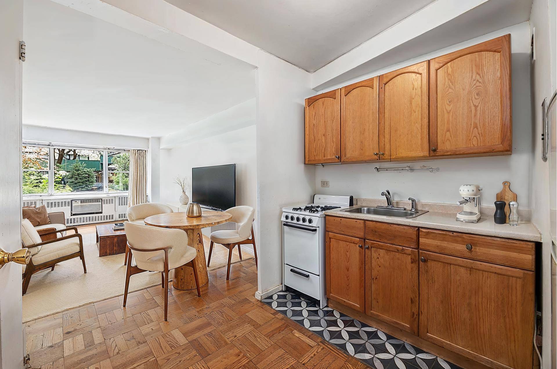 Spacious Turtle Bay Studio with Garden Views !