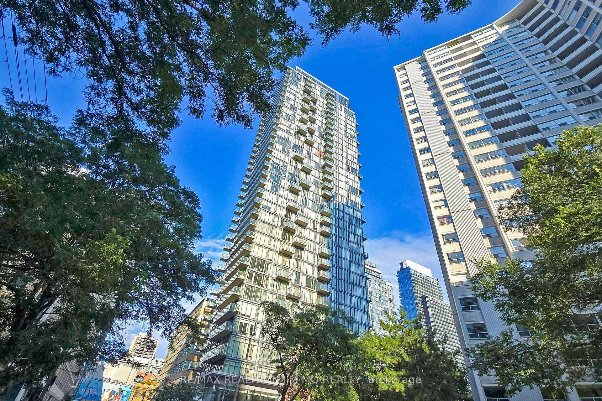 Student Welcome ! Luxury 1 bed unit at the heart of downtown with high floor unparalleled eastern unobstructed views.
