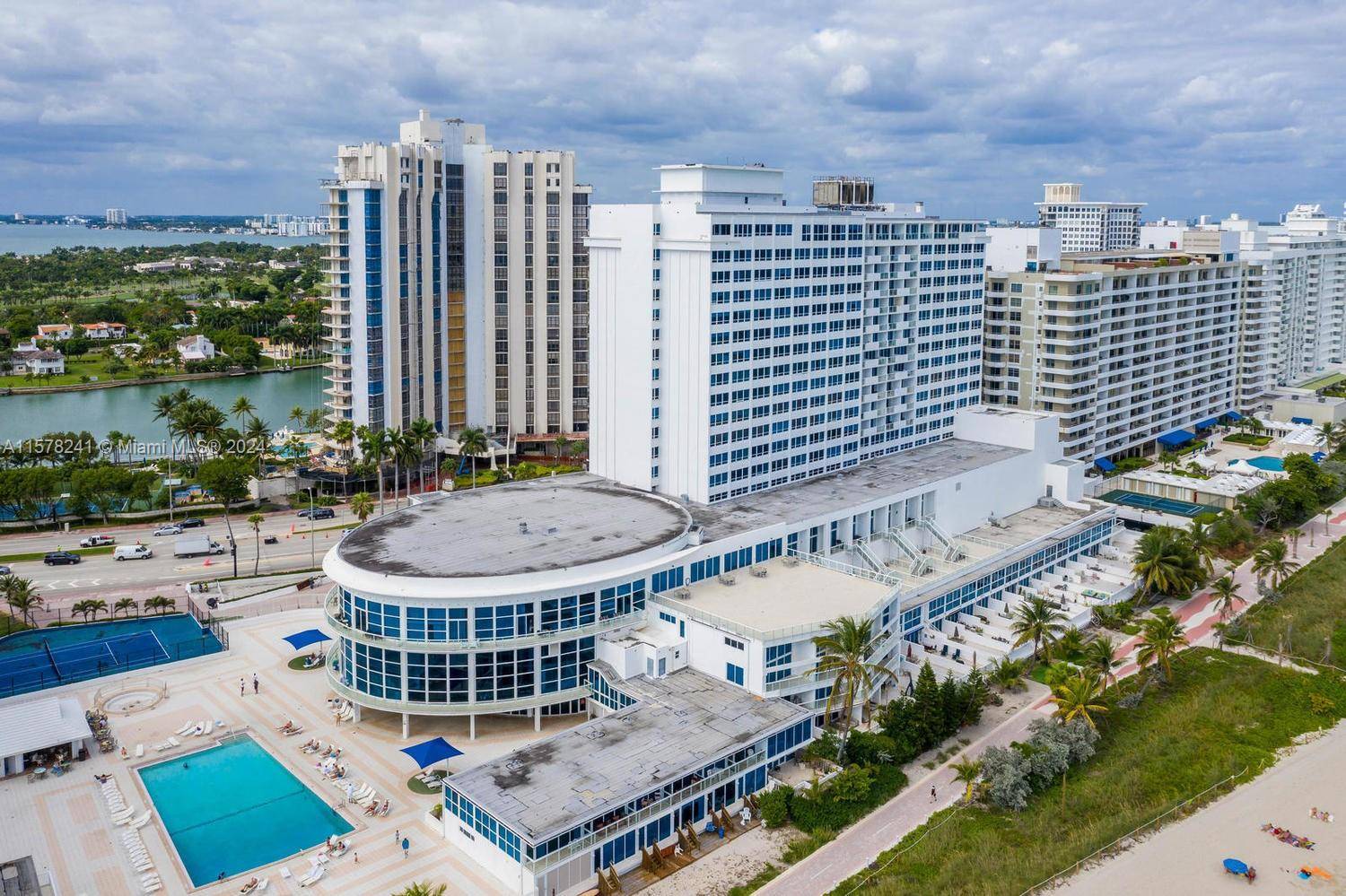 Welcome to Unit CU4, located in the heart of Miami Beach's vibrant Collins Avenue.